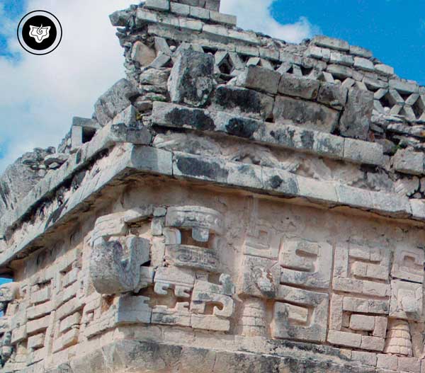 Mascaron del dios de la lluvia maya: Chaac. En sus orejeras se muestran los órganos creadores, símbolo del respeto que deberíamos tener al origen de la vida. (Chichén Itzá). 