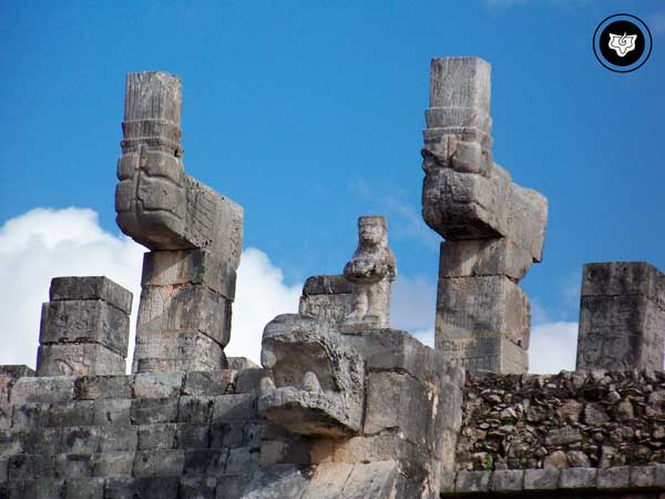 Las dos columnas del templo: Jachin-Boaz, simbolizando la mujer y el varón. Templo de los Guerreros. (Chichén Itzá). 