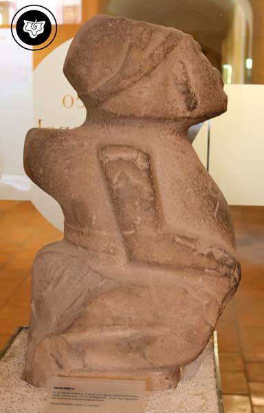 Escultura huasteca de un jorobado. (Regional). Escultura huasteca de un jorobado. (Regional).