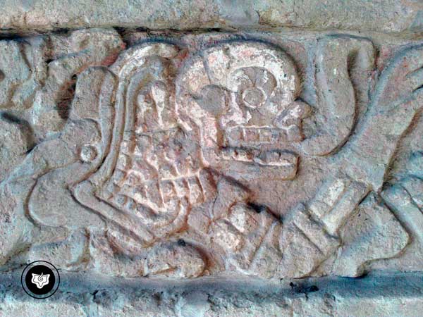 De una serpiente (la Madre Divina) emana un cráneo (muerte del ego) y a su vez el símbolo de la palabra. Indicando el cuidado que debemos tener en su uso. (Tula). 