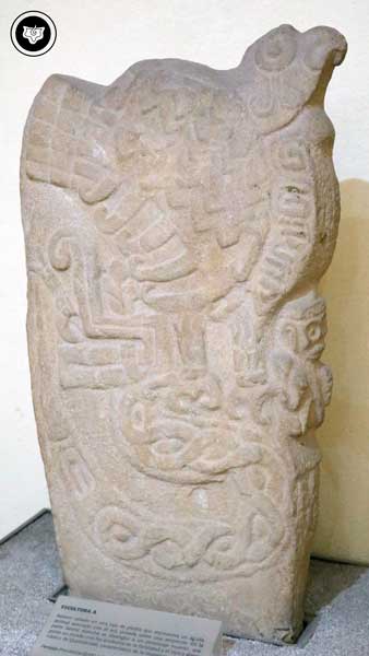 Un águila (símbolo del sol y la verdad), posada sobre una serpiente (la tierra, la Madre Divina), representación de los principios divinos que hemos perdido. (Tamtoc). Un águila (símbolo del sol y la verdad), posada sobre una serpiente (la tierra, la Madre Divina), representación de los principios divinos que hemos perdido. (Tamtoc).