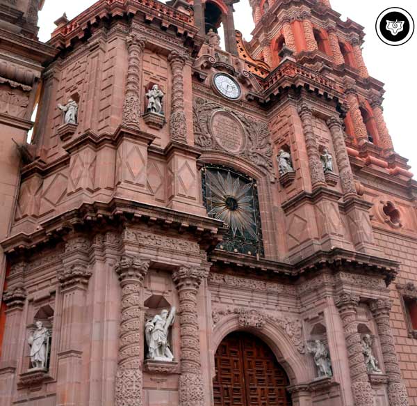 Fachada con los 12 apóstoles, símbolo del servicio desinteresado a la humanidad. (Potosí). Fachada con los 12 apóstoles, símbolo del servicio desinteresado a la humanidad. (Potosí).