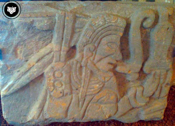 Personaje con el glifo de la palabra, destacando su gran importancia. (Tula). 