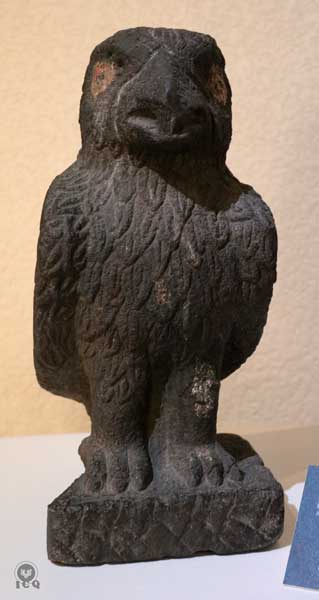 El águila (cuauhtli) nos señala el estado de alerta en que debemos encontrarnos para descubrir el enemigo secreto (nuestros defectos psicológicos). (Museo de Antropología de Puebla).
