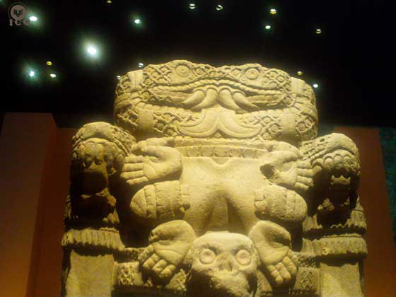 Parte superior de la diosa de la tierra “La de falda de Serpientes” (Coatlicue), además de representar a Dios Madre, su cabeza está formada por dos serpientes (la sabiduría) que representan al Señor y la Señora de la dualidad. (Museo Nacional de Antropología).