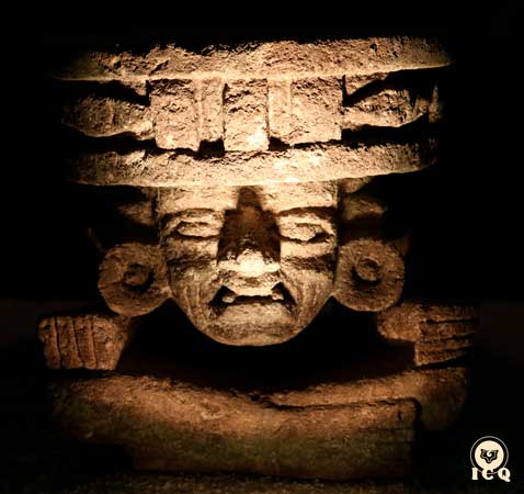 El “dios viejo del fuego” Huehueteotl. (Teotihuacán, México).