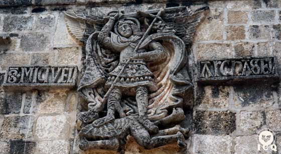 El Arcángel Miguel (las fuerzas del bien) venciendo a Lucifer (las fuerzas del mal). (Ex Convento de San Andrés Calpan).