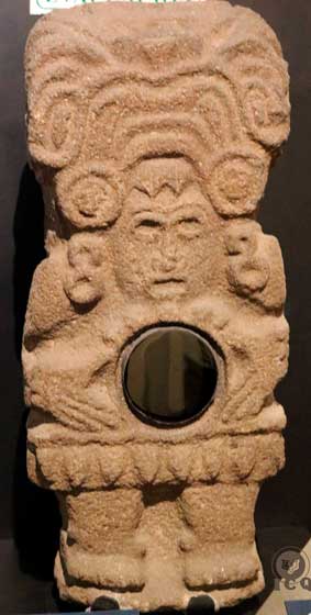“Espejo Humanate” (Tezcatlipoca). (Museo de Antropología de Puebla, México).