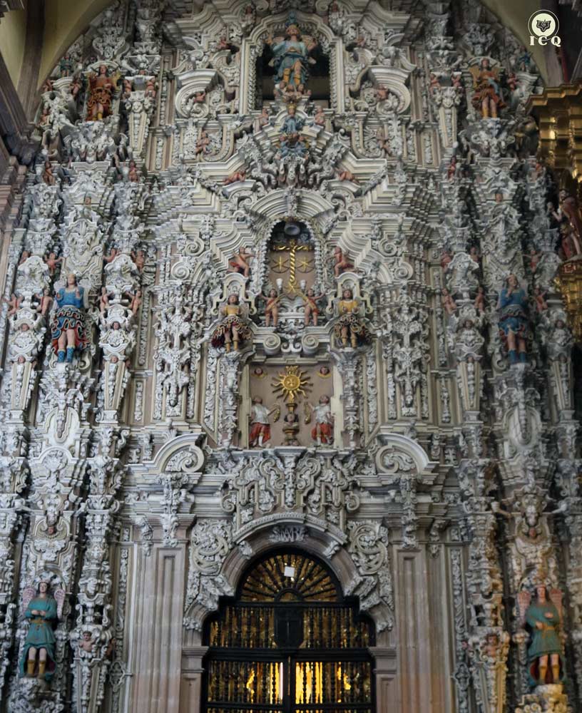 Cruz del Exconvento de San Agustín, San Luis Potosí, S.L.P. Retablo de piedra donde se encuentran los siete Ángeles (Gabriel, Raphael, Uriel, Michael, Samael, Zachariel y Orifiel), regentes de las siete unidades cósmicas principales del Sistema Solar. Iglesia del Carmen. San Luis Potosí, S.L.P. México.