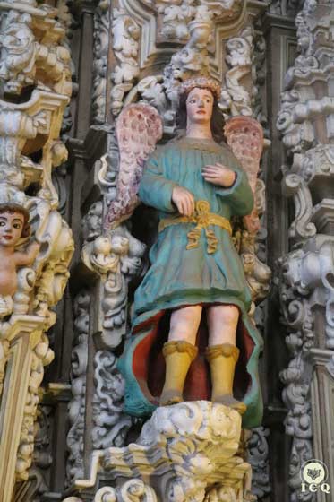 Uno de los siete ángeles, del retablo de los Siete Ángeles de la Iglesia del Carmen de San Luis Potosí, México. Uno de los siete ángeles, del retablo de los Siete Ángeles de la Iglesia del Carmen de San Luis Potosí, México.