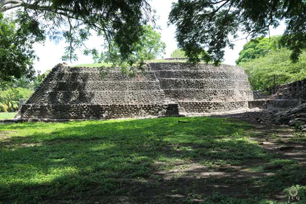 Templo a la Luna (una de las advocaciones a la Madre Divina) en zona arqueológica de Cempoala, Veracruz, México. Cultura Totonaca. Templo a la Luna (una de las advocaciones a la Madre Divina) en zona arqueológica de Cempoala, Veracruz, México. Cultura Totonaca.