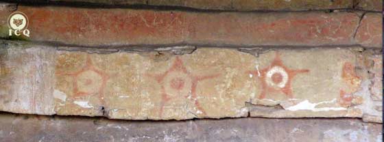 Mural con estrellas de cinco puntas, símbolo de Venus que es el planeta del amor. Zona arqueológica de Cholula, Puebla, México. Mural con estrellas de cinco puntas, símbolo de Venus que es el planeta del amor. Zona arqueológica de Cholula, Puebla, México.
Foto: Virgilio Cuautle Roldán (Gnosis ICQ).