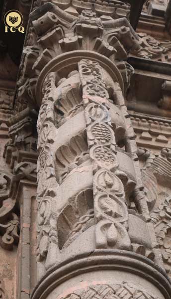 Columna salomónica. Iglesia del Carmen, San Luis Potosí, México. Adorno serpentino con 3 ½ vueltas (Kundalini) y 7 frutos (los chakras).