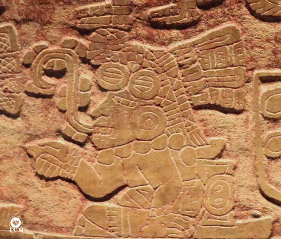 Símbolo de la palabra adornado con flores, representando que debemos usar el verbo en forma cuidadosa, un verbo florido, lleno de arte y belleza. Teotihuacán, México. Símbolo de la palabra adornado con flores, representando que debemos usar el verbo en forma cuidadosa, un verbo florido, lleno de arte y belleza. Teotihuacán, México.
