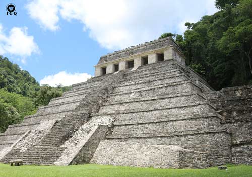 El pentagrama representado por las cinco puertas, y el nueve representado en los basamentos. Templo de las Inscripciones, Palenque, Chiapas, México. El pentagrama representado por las cinco puertas, y el nueve representado en los basamentos. Templo de las Inscripciones, Palenque, Chiapas, México.
