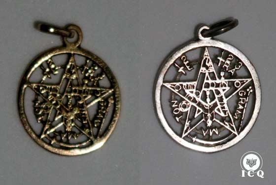 Izquierda: Pentagrama de oro. Derecha: Pentagrama de palta. Izquierda: Pentagrama de oro. Derecha: Pentagrama de palta.