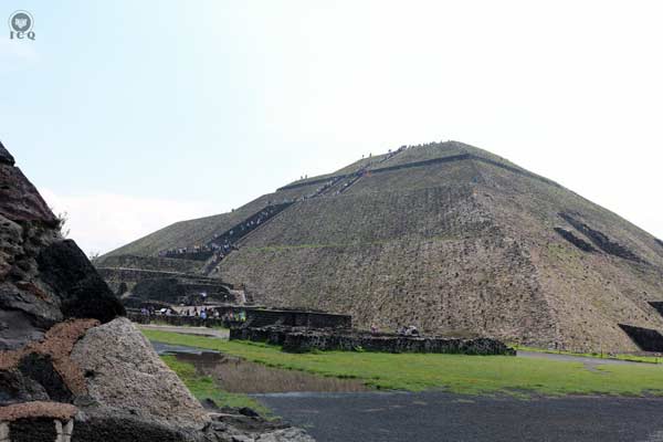 Los cuatro basamentos principales representan las cuatro escalas o niveles del ser humano y el Iod He Vau He. 
Pirámide del Sol. Teotihuacán, México.