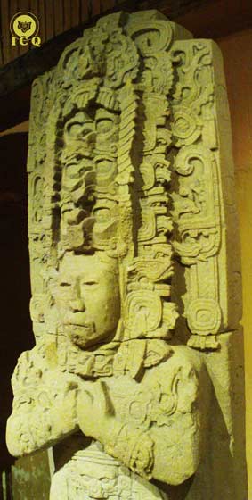 Estela maya con cuatro rostros. Toniná, Chiapas, México. Estela maya con cuatro rostros. Toniná, Chiapas, México.