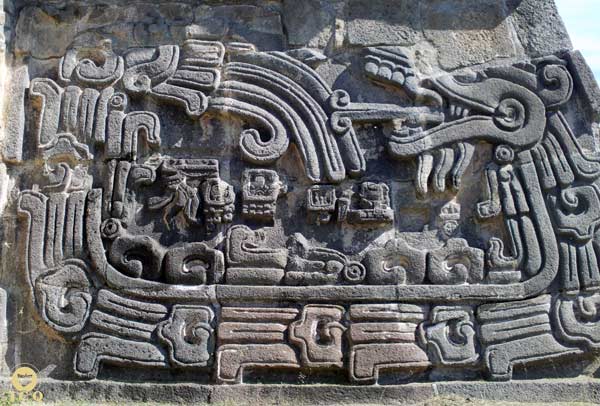 Serpiente emplumada formando el símbolo sagrado del principio y fin. Templo de las Serpientes. Xochicalco, Morelos, México. Serpiente emplumada formando el símbolo sagrado del principio y fin. Templo de las Serpientes. Xochicalco, Morelos, México.