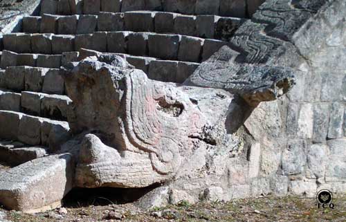 Serpiente emplumada en escalinata del Osario [Chichén Itzá]