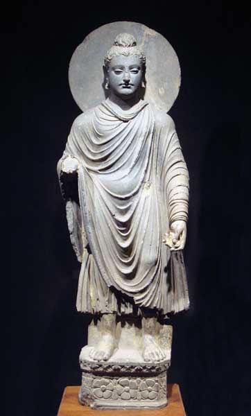 Imagen: Una de las primeras representaciones de Buda, siglos I-II Gandhara (origen Wikipedia)