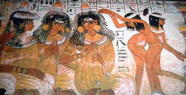 Pintura egipcia con músicos y bailarines.