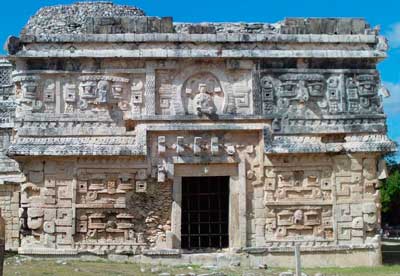 Complejo: Las Monjas, edificio con 12 mascarones del dios Chaac Complejo: Las Monjas, edificio con 12 mascarones del dios Chaac