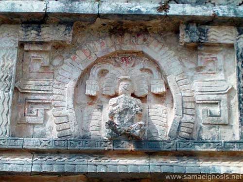 Complejo: Las Monjas. Sacerdote maya divinizado Complejo: Las Monjas. Sacerdote maya divinizado