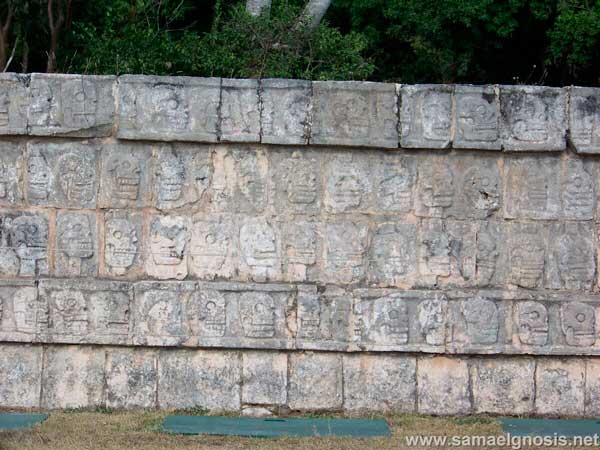Tzompantli. Muro de Calaveras Tzompantli. Muro de Calaveras