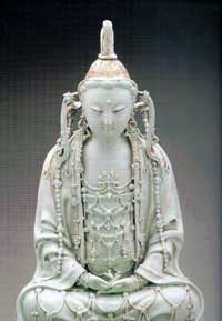 Bodhisatva Avalokiteshvara, China (1279-1368), porcelana. Bodhisatva Avalokiteshvara, China (1279-1368), porcelana.