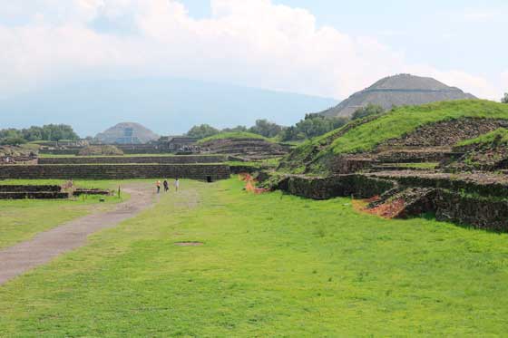 Calzada de los Muertos en Teotihuacán Calzada de los Muertos en Teotihuacán