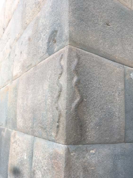 iconografía Inca tallada sobre Serpientes Lugar: Calle Siete Culebras, Ciudad del Cusco Perú. Albaro René Murillo Montaño.