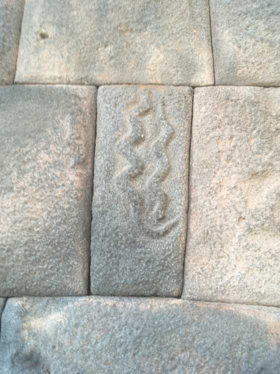 iconografía Inca tallada sobre Serpientes Lugar: Calle Siete Culebras, Ciudad del Cusco Perú. Albaro René Murillo Montaño.
