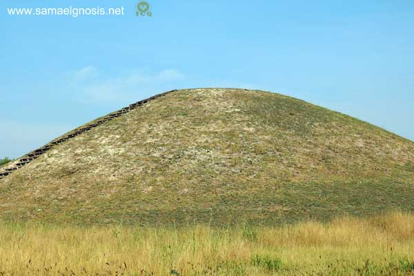 Basamento escalonado de la Zona Arqueológica de Tamtoc. Basamento escalonado de la Zona Arqueológica de Tamtoc.