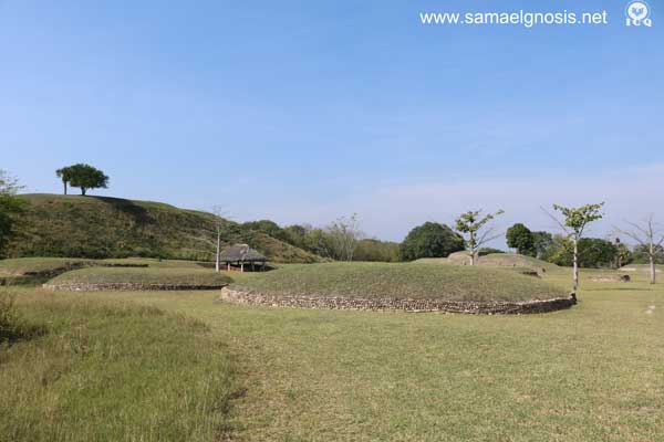 Basamentos circules muy característicos de la Zona Arqueológica de Tamtoc, probablemente dedicados al dios del viento. Basamentos circules muy característicos de la Zona Arqueológica de Tamtoc, probablemente dedicados al dios del viento.