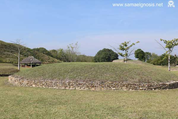 Basamentos circules muy característicos de la Zona Arqueológica de Tamtoc, probablemente dedicados al dios del viento. Basamentos circules muy característicos de la Zona Arqueológica de Tamtoc, probablemente dedicados al dios del viento.