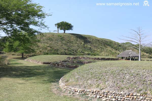 Basamentos circules muy característicos de la Zona Arqueológica de Tamtoc, probablemente dedicados al dios del viento. Basamentos circules muy característicos de la Zona Arqueológica de Tamtoc, probablemente dedicados al dios del viento.
