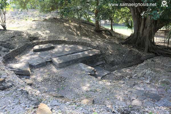 La Esclavitud Psicológica. Fotos: Lajas de piedra con enigmáticos jeroglíficos aún hoy no descifrados por los antropólogos. Zona Arqueológica de Tamtoc. La Esclavitud Psicológica. Fotos: Lajas de piedra con enigmáticos jeroglíficos aún hoy no descifrados por los antropólogos. Zona Arqueológica de Tamtoc.
