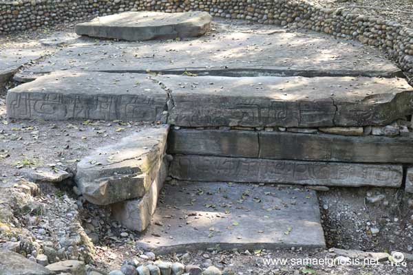 La Esclavitud Psicológica. Fotos: Lajas de piedra con enigmáticos jeroglíficos aún hoy no descifrados por los antropólogos. Zona Arqueológica de Tamtoc. La Esclavitud Psicológica. Fotos: Lajas de piedra con enigmáticos jeroglíficos aún hoy no descifrados por los antropólogos. Zona Arqueológica de Tamtoc.
