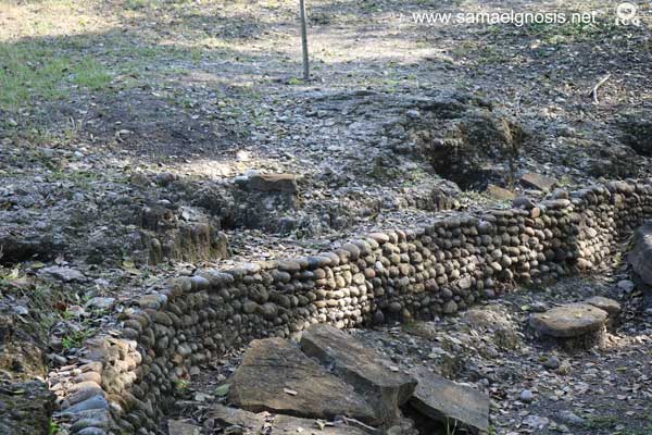La Esclavitud Psicológica. Fotos: Lajas de piedra con enigmáticos jeroglíficos aún hoy no descifrados por los antropólogos. Zona Arqueológica de Tamtoc. La Esclavitud Psicológica. Fotos: Lajas de piedra con enigmáticos jeroglíficos aún hoy no descifrados por los antropólogos. Zona Arqueológica de Tamtoc.