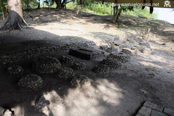 Tumbas en la Zona Arqueológica de Tamtoc, a espaldas del monolito de la Sacerdotisa. Tumbas en la Zona Arqueológica de Tamtoc, a espaldas del monolito de la Sacerdotisa.