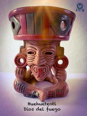 Imagen 2: Foto de figura de cerámica del dios del fuego azteca Huehueteotl. Tomada por: José Armando Ortiz González (ICQ).