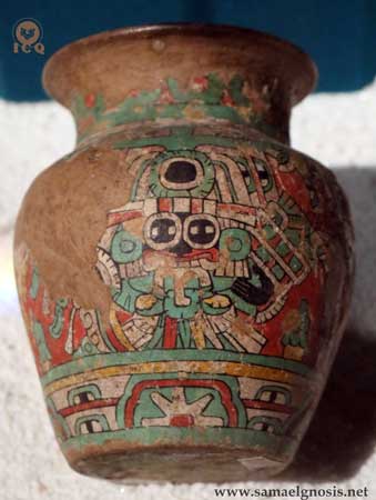 Imagen 1: Foto de jarrón en el museo de Teotihuacan. El dios de las lluvias y el trueno Tláloc. Tomada por: Jenaro Reyes y Lupita Rodríguez.
