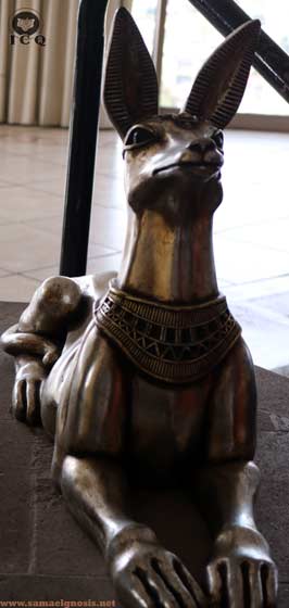 Una representación de un chacal símbolo de la Ley, Hotel Real Plaza S.L.P. Foto; Jenaro Reyes y Lupita Rodríguez.