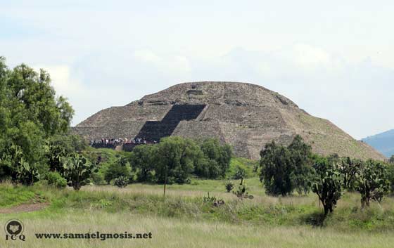 Pirámide de la Luna. Teotihuacán México. Foto: Jenaro Reyes y Lupita Rodríguez. Pirámide de la Luna. Teotihuacán México. Foto: Jenaro Reyes y Lupita Rodríguez.