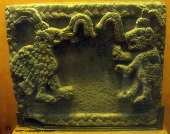 Interesante representación de un águila y un jaguar emitiendo el símbolo de la palabra. Nos dan la idea de cómo debemos vocalizar los mantram, con emoción positiva (jaguar) y mística trascendental (águila). Museo Nacional de Antropología, México. Interesante representación de un águila y un jaguar emitiendo el símbolo de la palabra. Nos dan la idea de cómo debemos vocalizar los mantram, con emoción positiva (jaguar) y mística trascendental (águila). Museo Nacional de Antropología, México.