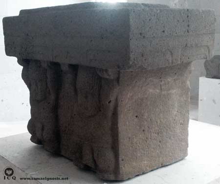 Trono con dos “Cheneques” (criaturas de los mitos mesoamericanos que habitaban en lugares de agua, cuevas y junglas). En este caso, su pelo es como la lluvia. Museo de Antropología de Xalapa. Trono con dos “Cheneques” (criaturas de los mitos mesoamericanos que habitaban en lugares de agua, cuevas y junglas). En este caso, su pelo es como la lluvia. Museo de Antropología de Xalapa.