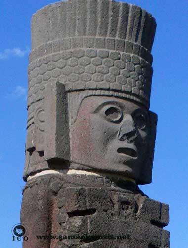 Penacho de plumas simbolizando el dominio de la mente animal. Detalle de un Atlante de Zona Arqueológica de Tula Hidalgo México. Penacho de plumas simbolizando el dominio de la mente animal. Detalle de un Atlante de Zona Arqueológica de Tula Hidalgo México.