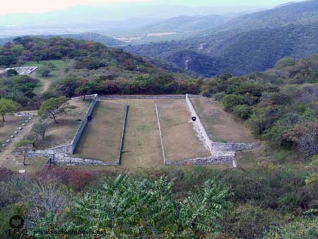 Uniendo la voluntad e imaginación podemos ir conscientemente a investigar lugares como este precioso campo de la bola religiosa en Tula, Hidalgo, México. Uniendo la voluntad e imaginación podemos ir conscientemente a investigar lugares como este precioso campo de la bola religiosa en Tula, Hidalgo, México.