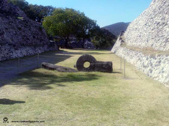 Campo de la bola religiosa de Xochicalco Morelos, símbolo de la lucha entre las tinieblas (el ego) y la luz (la conciencia). Campo de la bola religiosa de Xochicalco Morelos, símbolo de la lucha entre las tinieblas (el ego) y la luz (la conciencia).